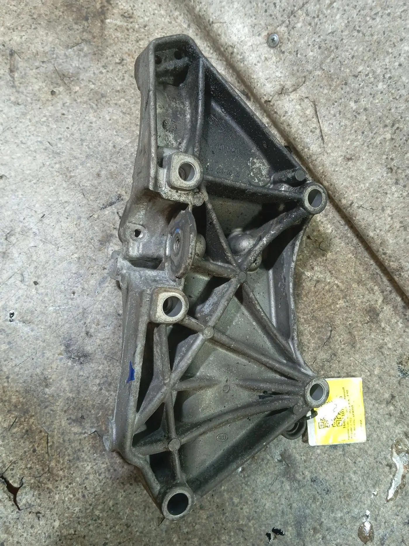 Кронштейн генератора к Renault Megane 2004