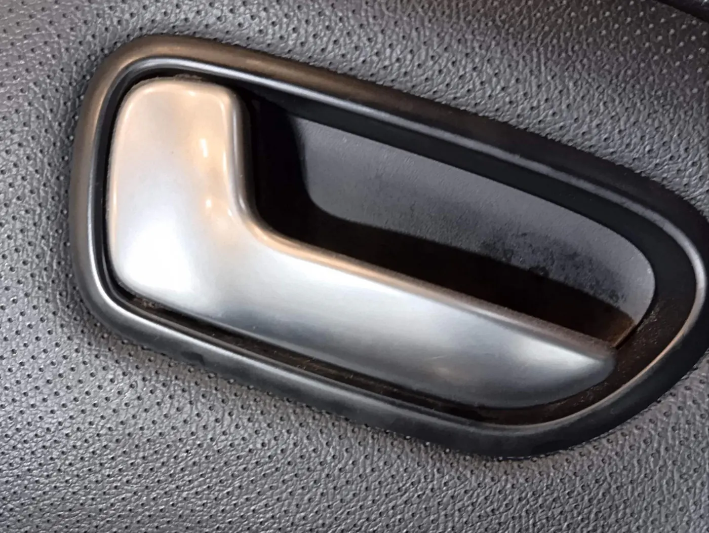 Ручка внутренняя двери к Kia Carens 2019