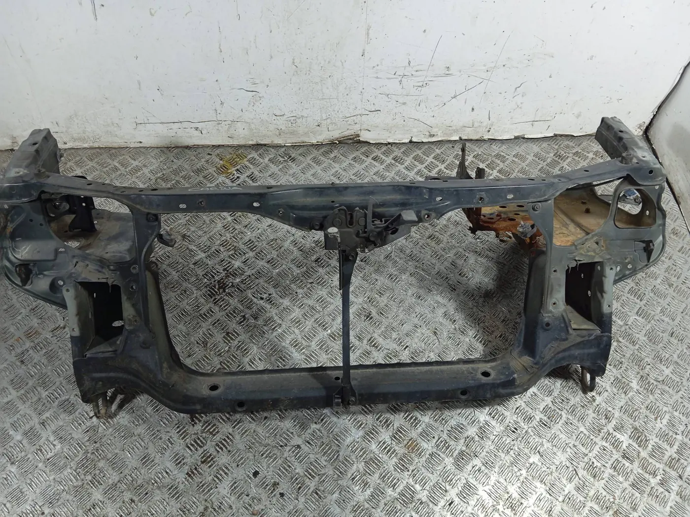 Передняя панель крепления облицовки (телевизор) к Toyota Carina 1995