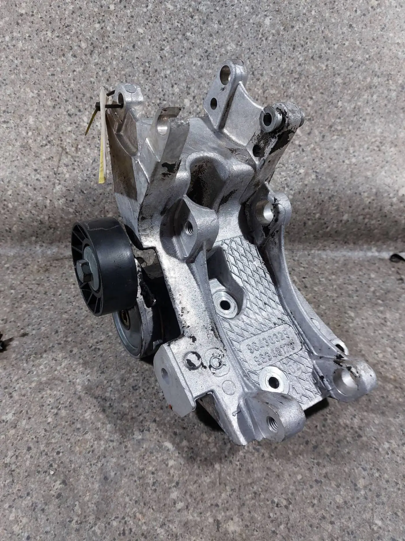Кронштейн генератора к Peugeot 806 2000