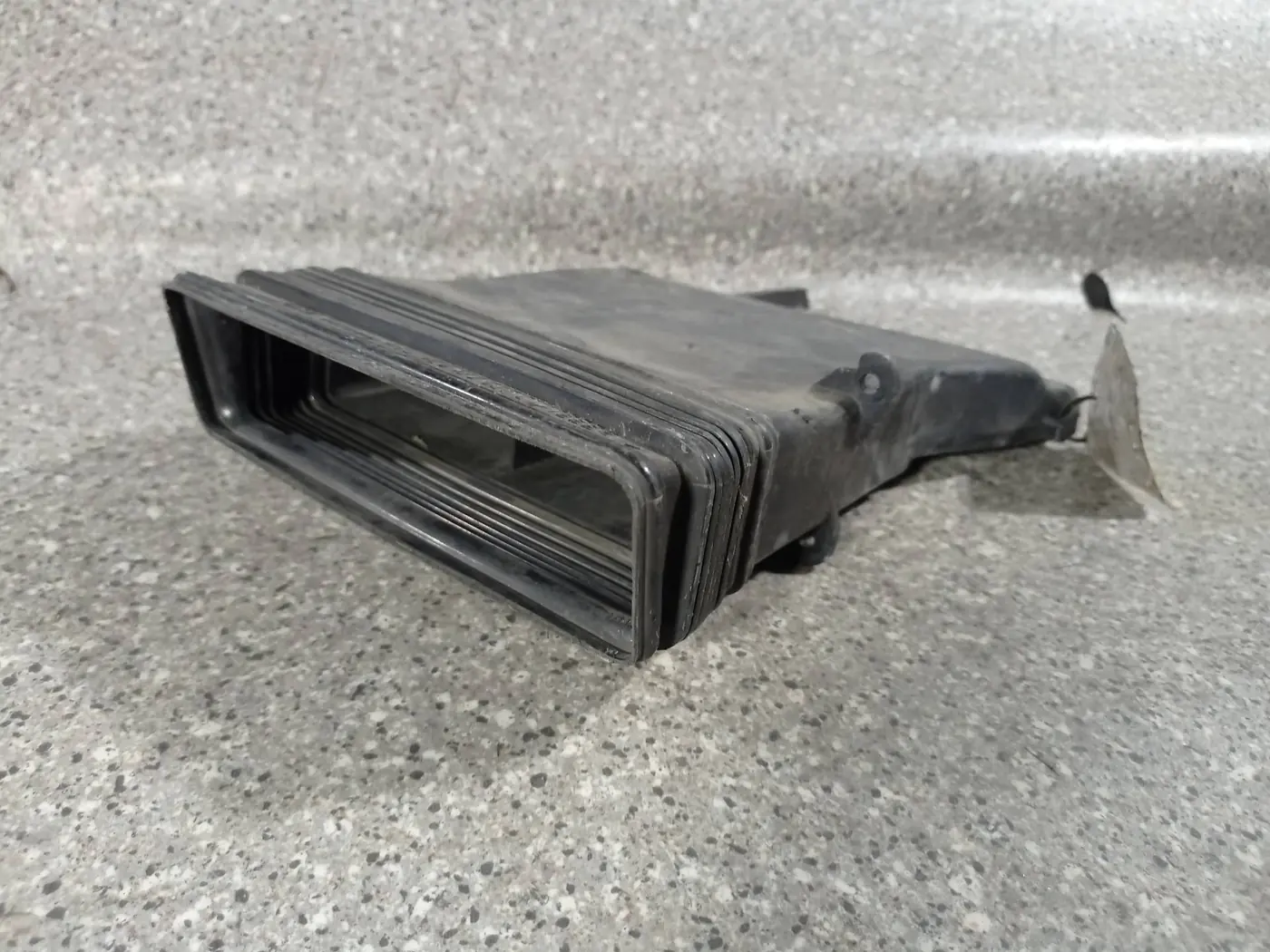 Воздухозаборник к Audi A8 2004