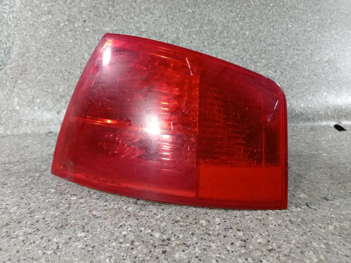 Фонарь задний правый к Audi A8 2004