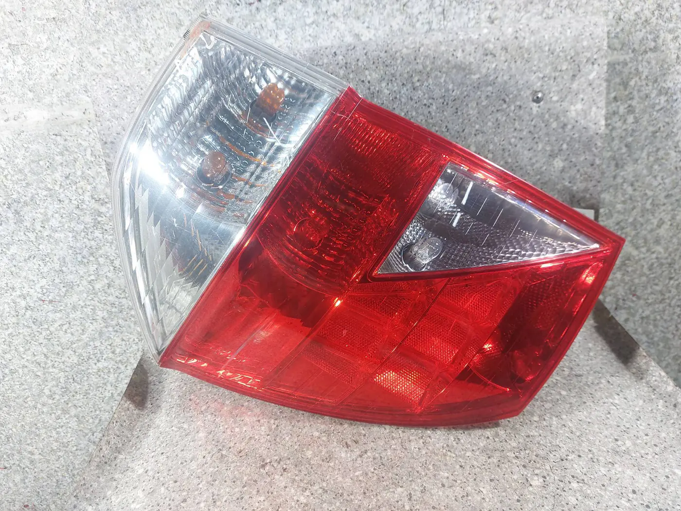 Фонарь задний левый к Honda FR-V 2007