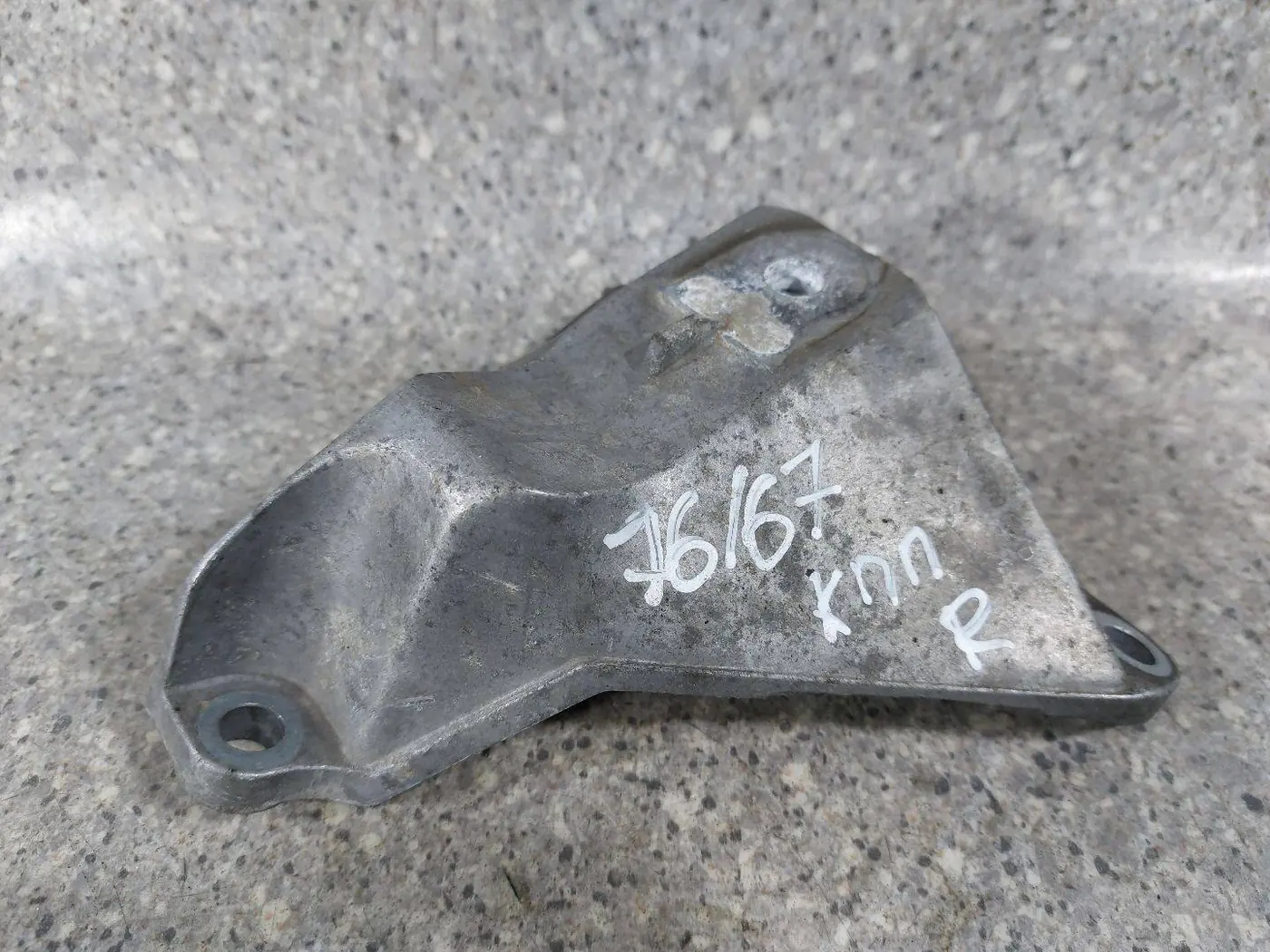 Кронштейн КПП к Audi A6 1999