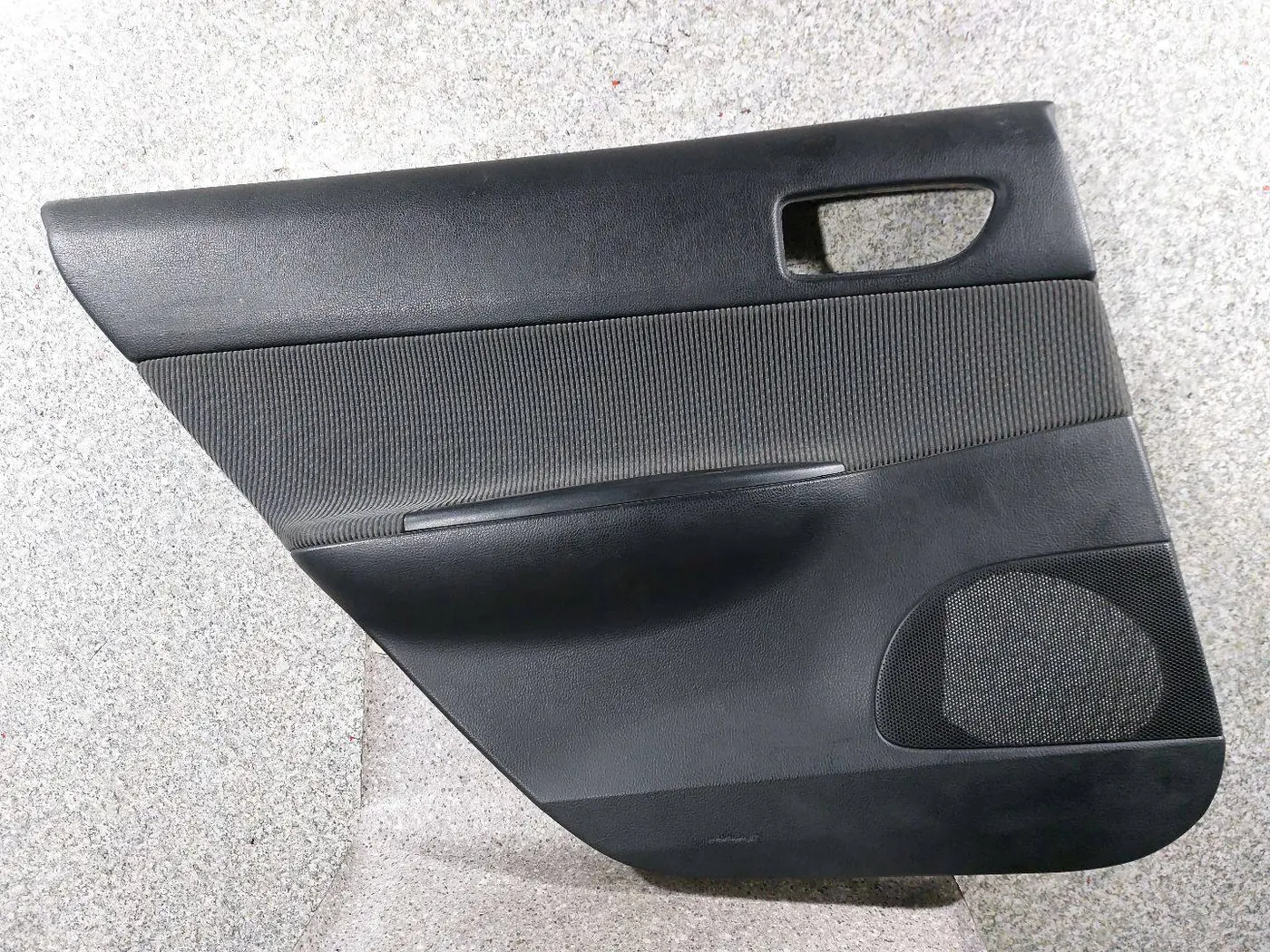 Обшивка двери задней левой (дверная карта) к Mazda 6 2004