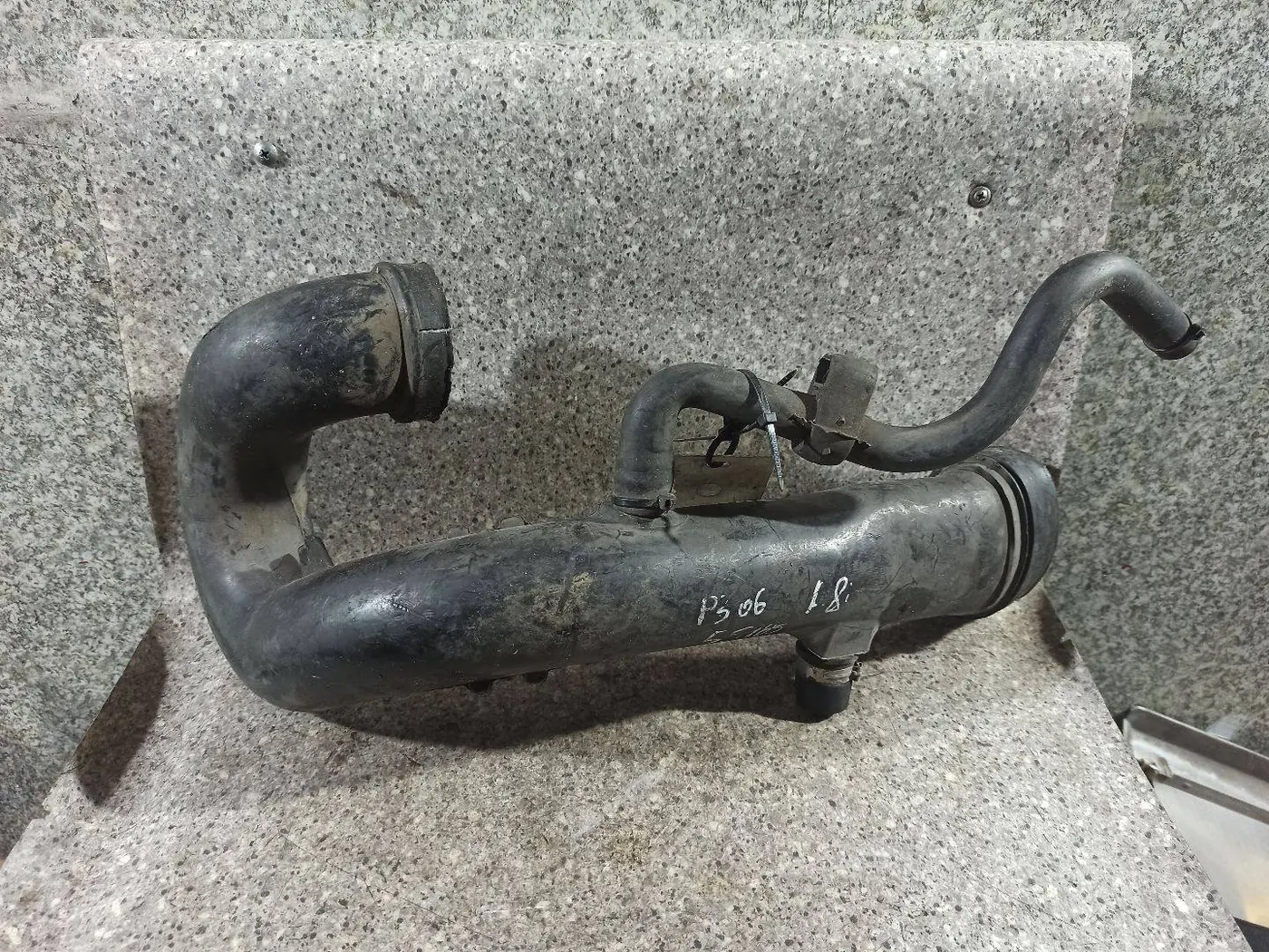 Патрубок к Peugeot 406 1997
