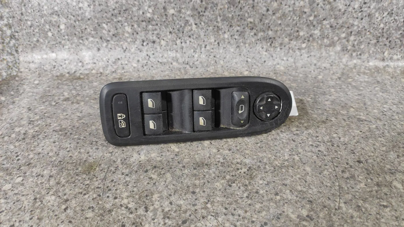 Блок управления стеклоподъемниками  к Peugeot 308 2009
