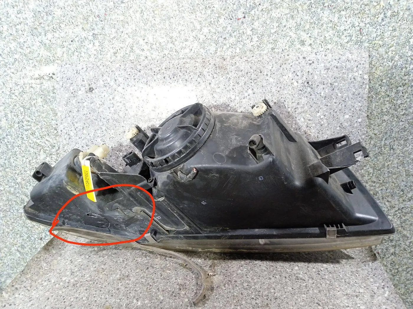 Фара левая к Mitsubishi Carisma 2002