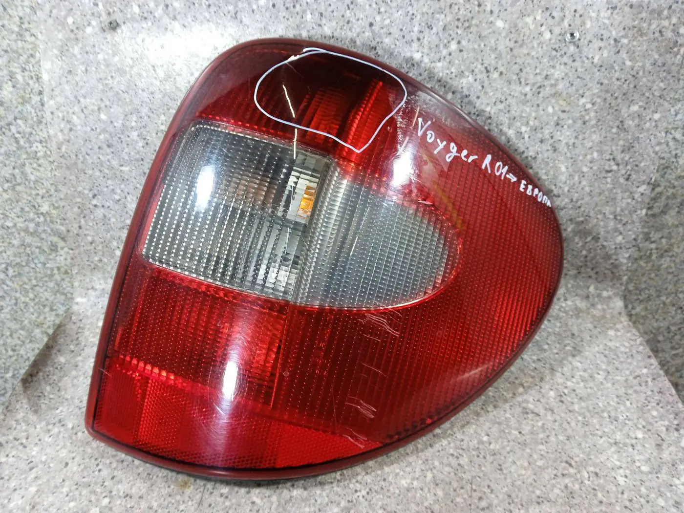 Фонарь задний правый к Chrysler Voyager 2002