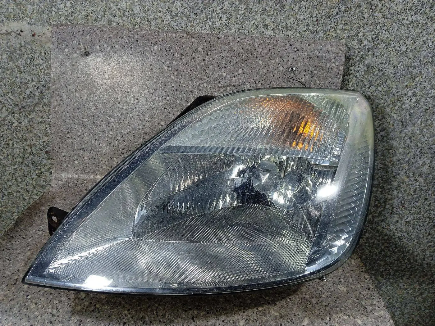 Фара левая к Ford Fiesta 2003