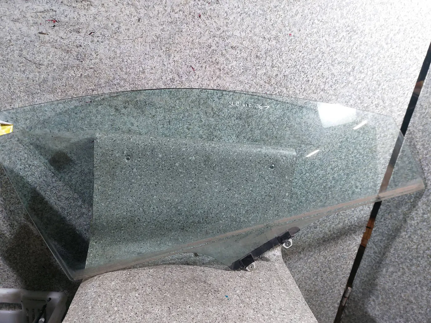 Стекло двери передней правой к Honda Civic 2006