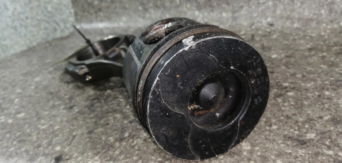 Поршень к Renault Laguna 2004