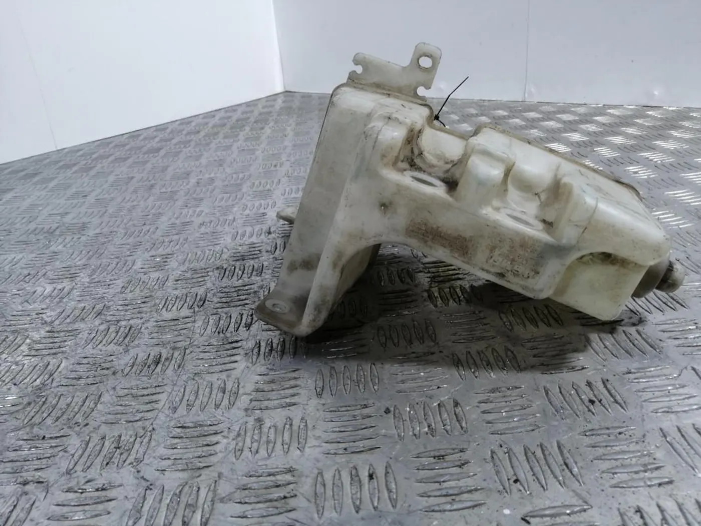 Бачок омывателя к Mazda Premacy 2003