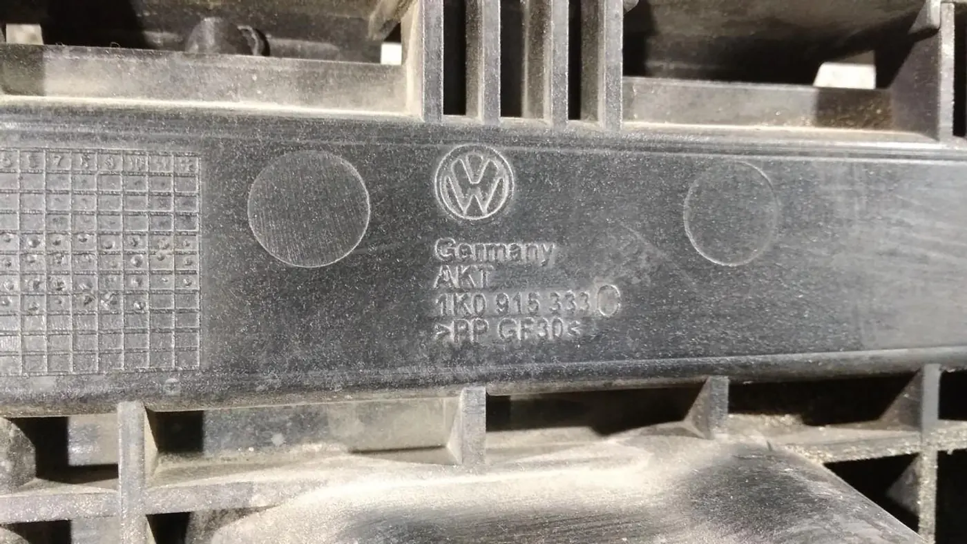 Полка аккумулятора к Volkswagen Touran 2008