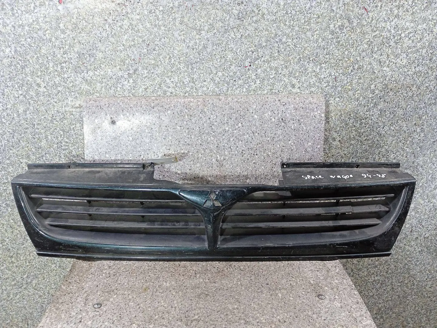 Решетка радиатора к Mitsubishi Space Wagon 1996