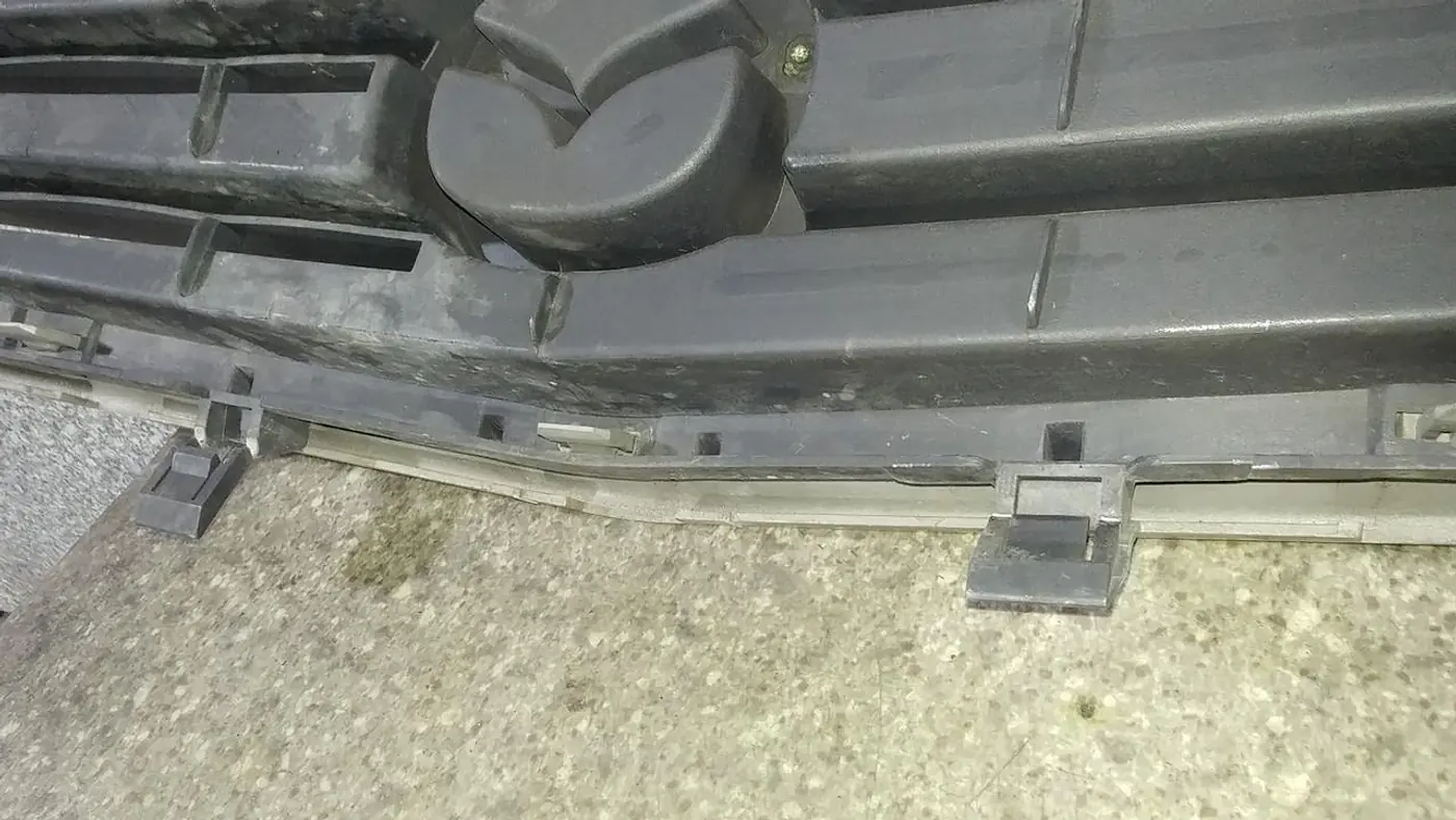 Решетка радиатора к Mazda Demio 2001