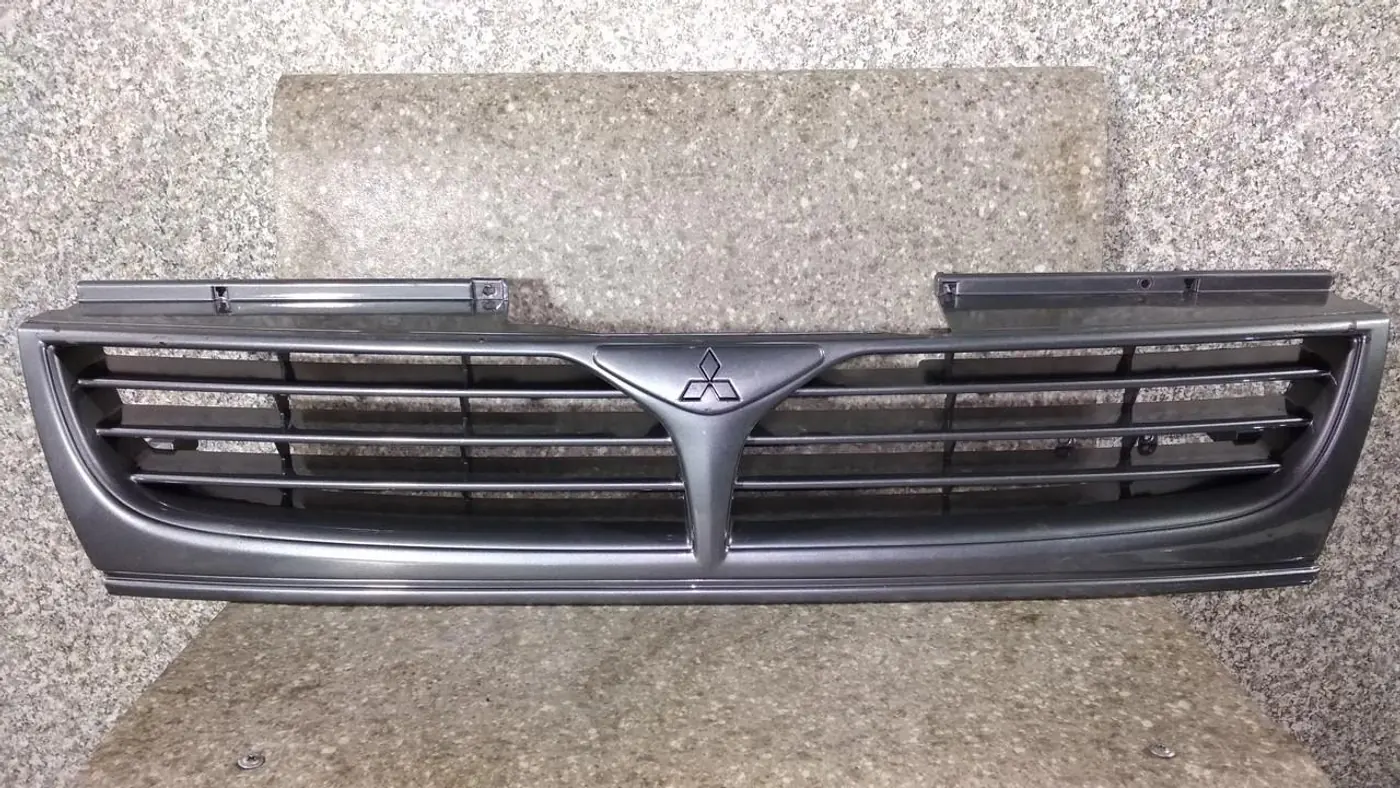 Решетка радиатора к Mitsubishi Space Runner 1997