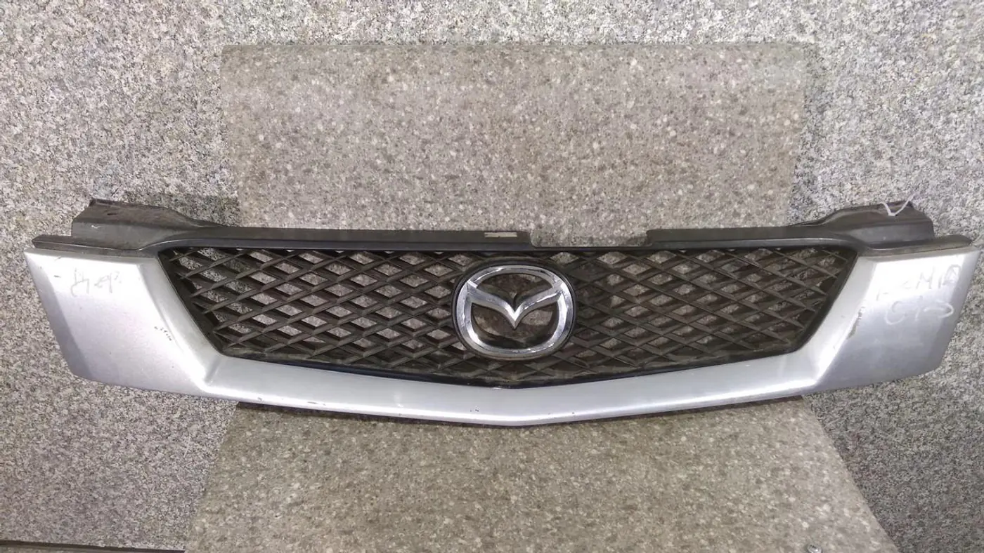 Решетка радиатора к Mazda Demio 2001