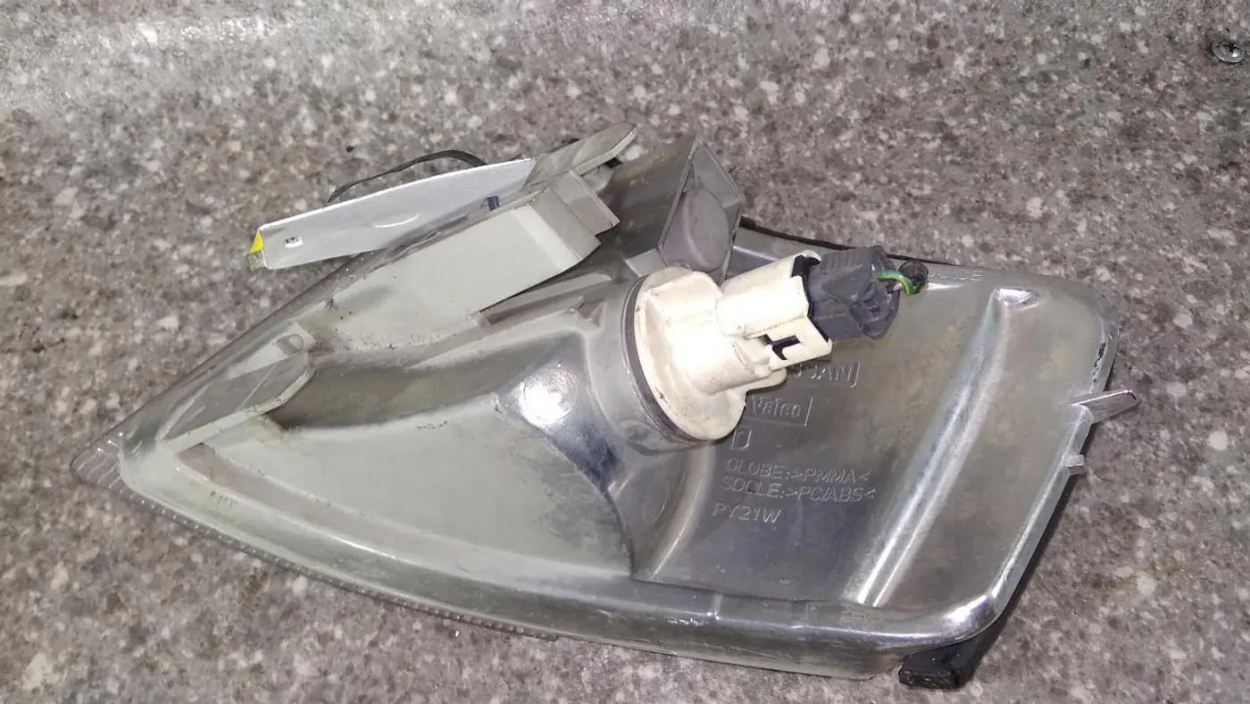 Поворотник правый к Nissan Primera 1998