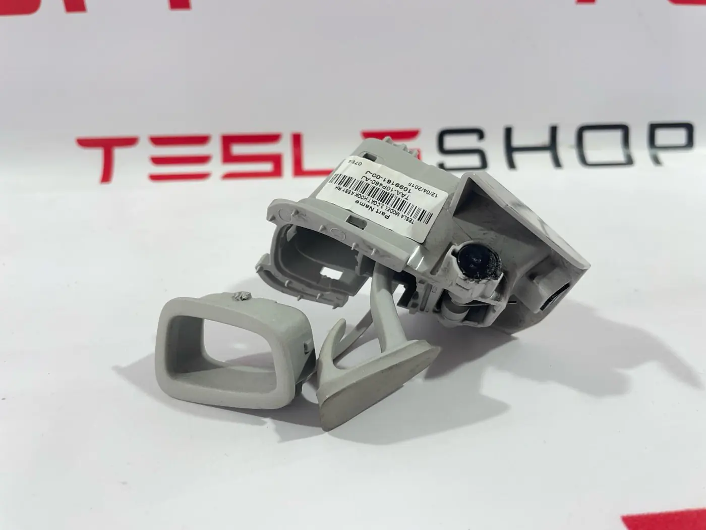 Крючок для одежды к Tesla Model 3 2019