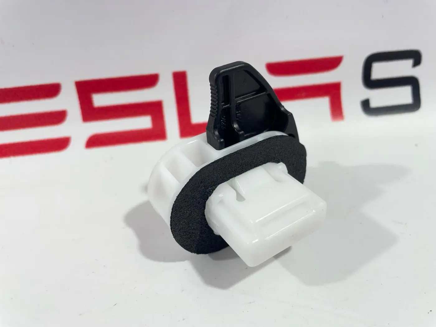Клипса к Tesla Model 3 2019