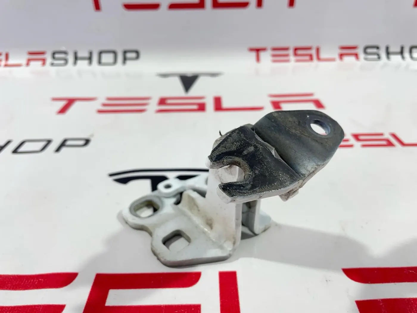 Петля двери к Tesla Model 3 2019