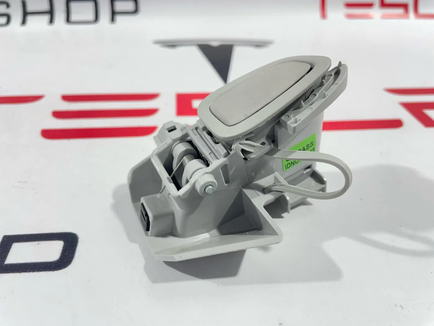 Крючок для одежды к Tesla Model 3 2019