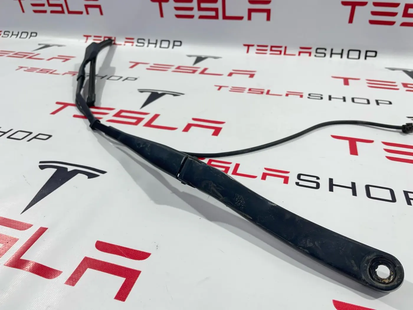 Щеткодержатель к Tesla Model 3 2019