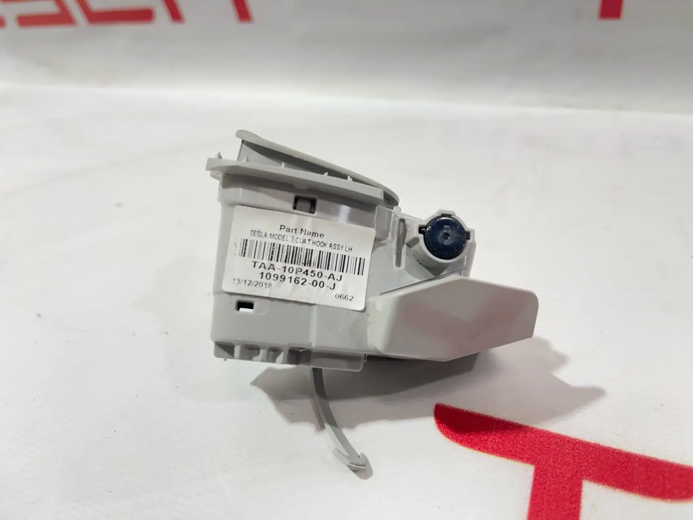Крючок для одежды к Tesla Model 3 2019