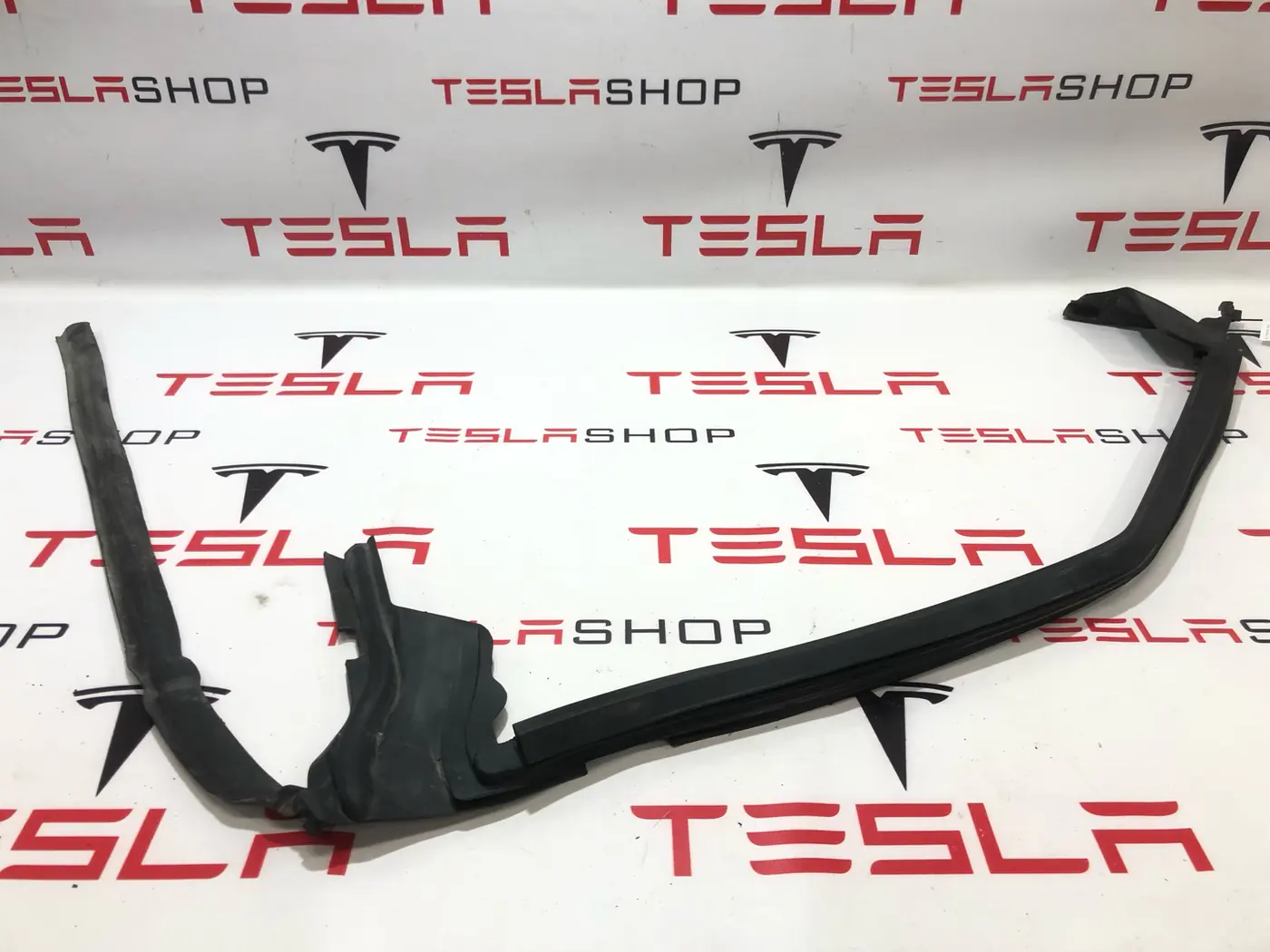 Уплотнитель к Tesla Model X 2016