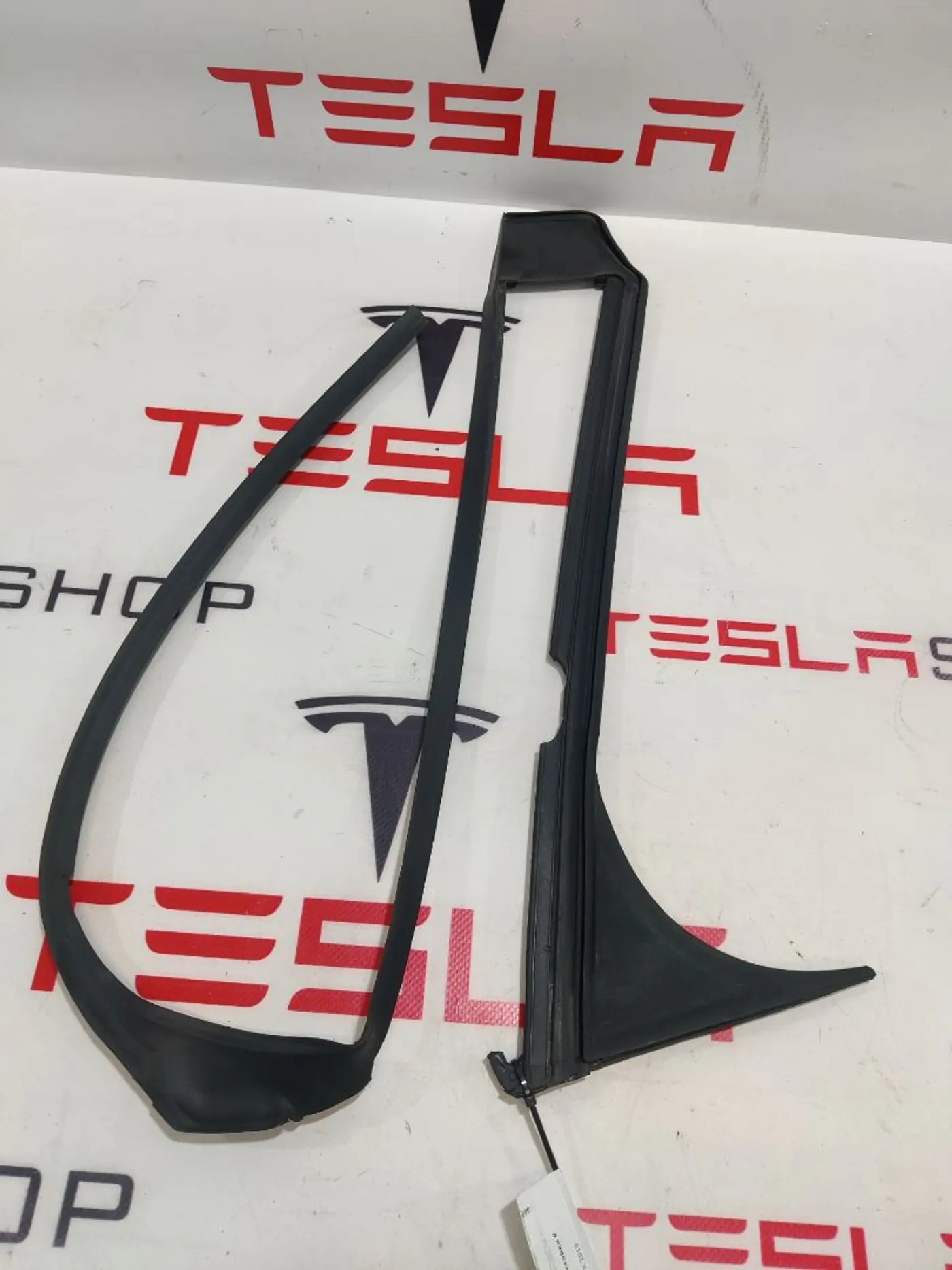 Уплотнитель к Tesla Model X 2019