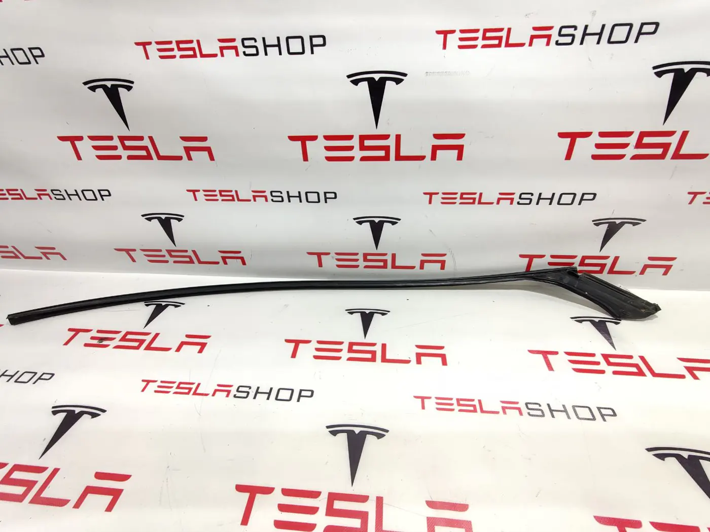 Уплотнитель к Tesla Model X 2019
