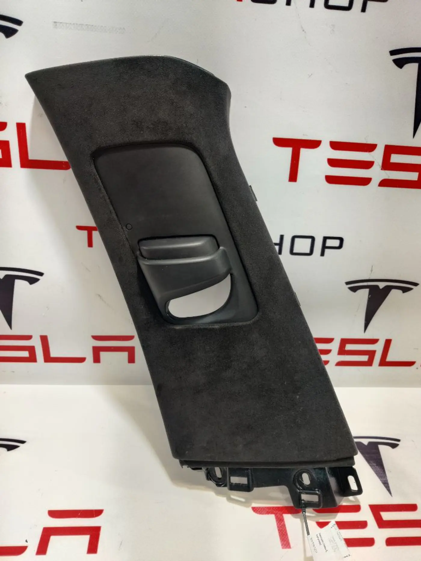 Обшивка стойки к Tesla Model X 2019
