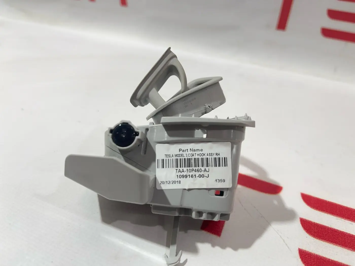 Крючок для одежды к Tesla Model 3 2019