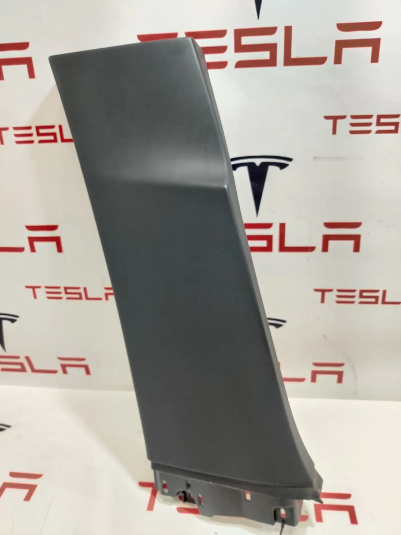 Обшивка стойки к Tesla Model X 2019