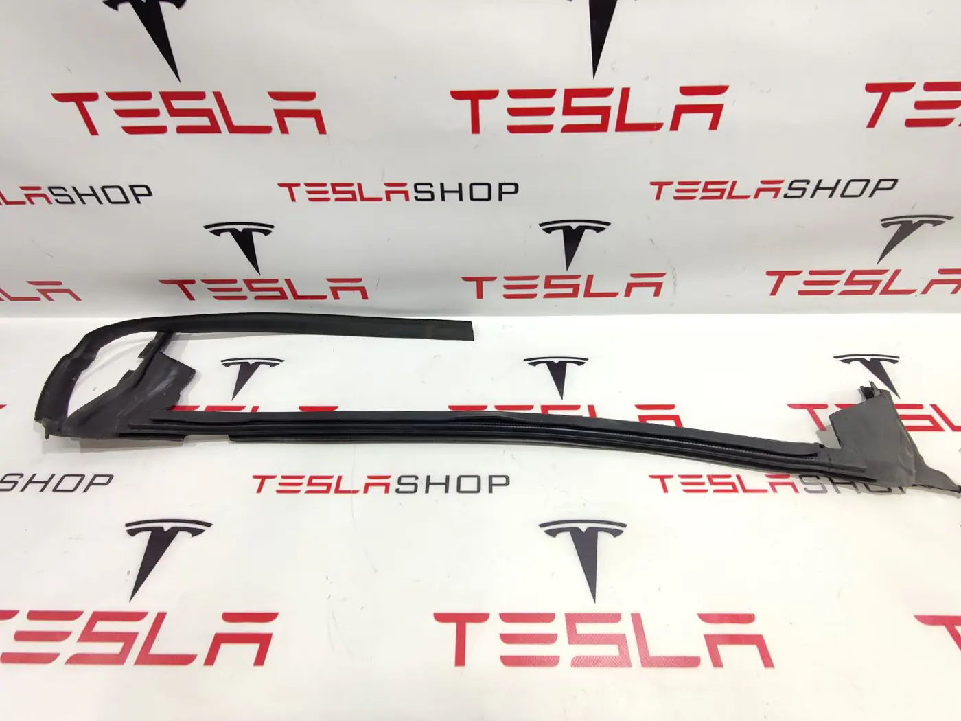 Уплотнитель к Tesla Model X 2019