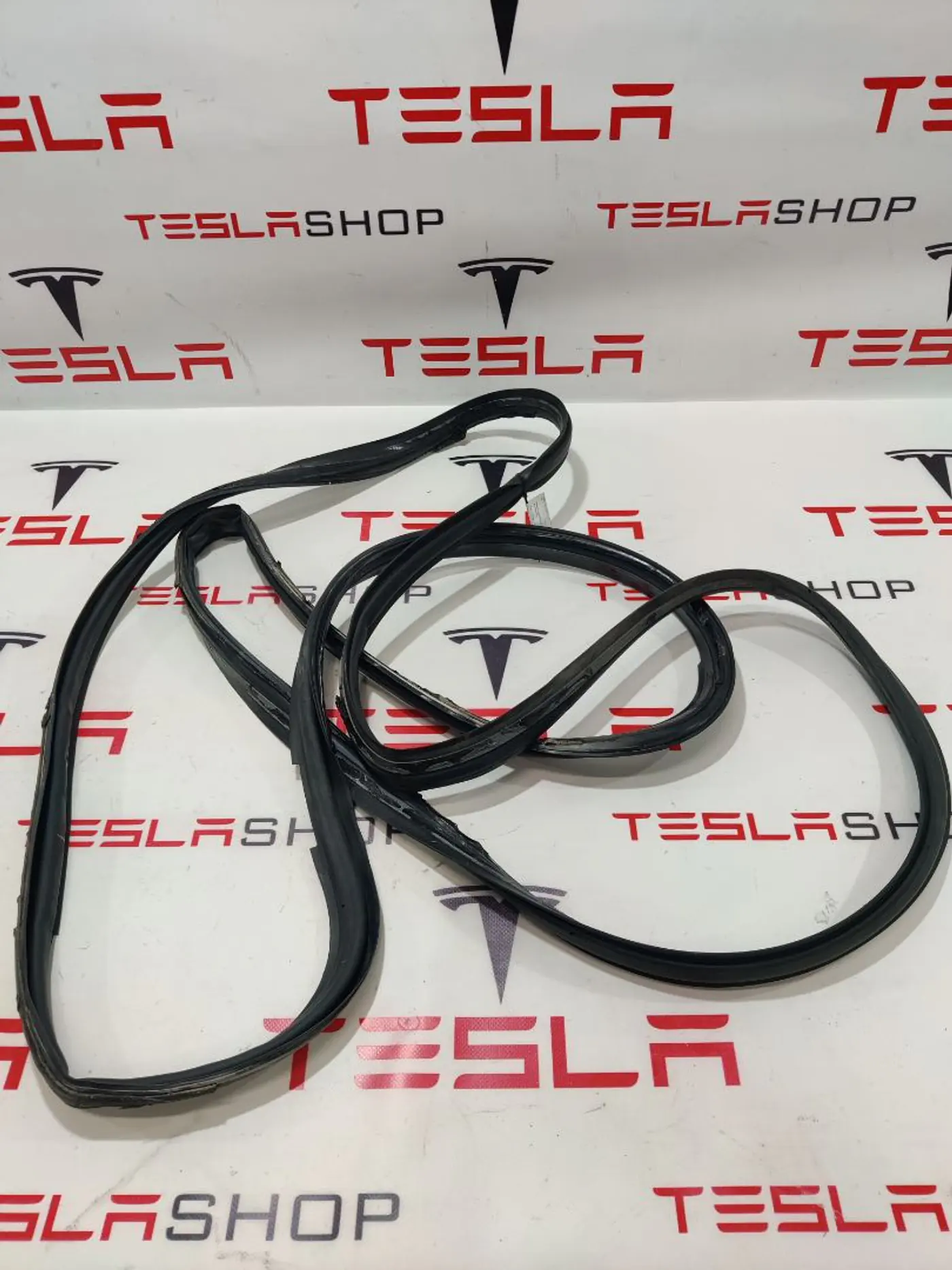 Уплотнитель к Tesla Model X 2016
