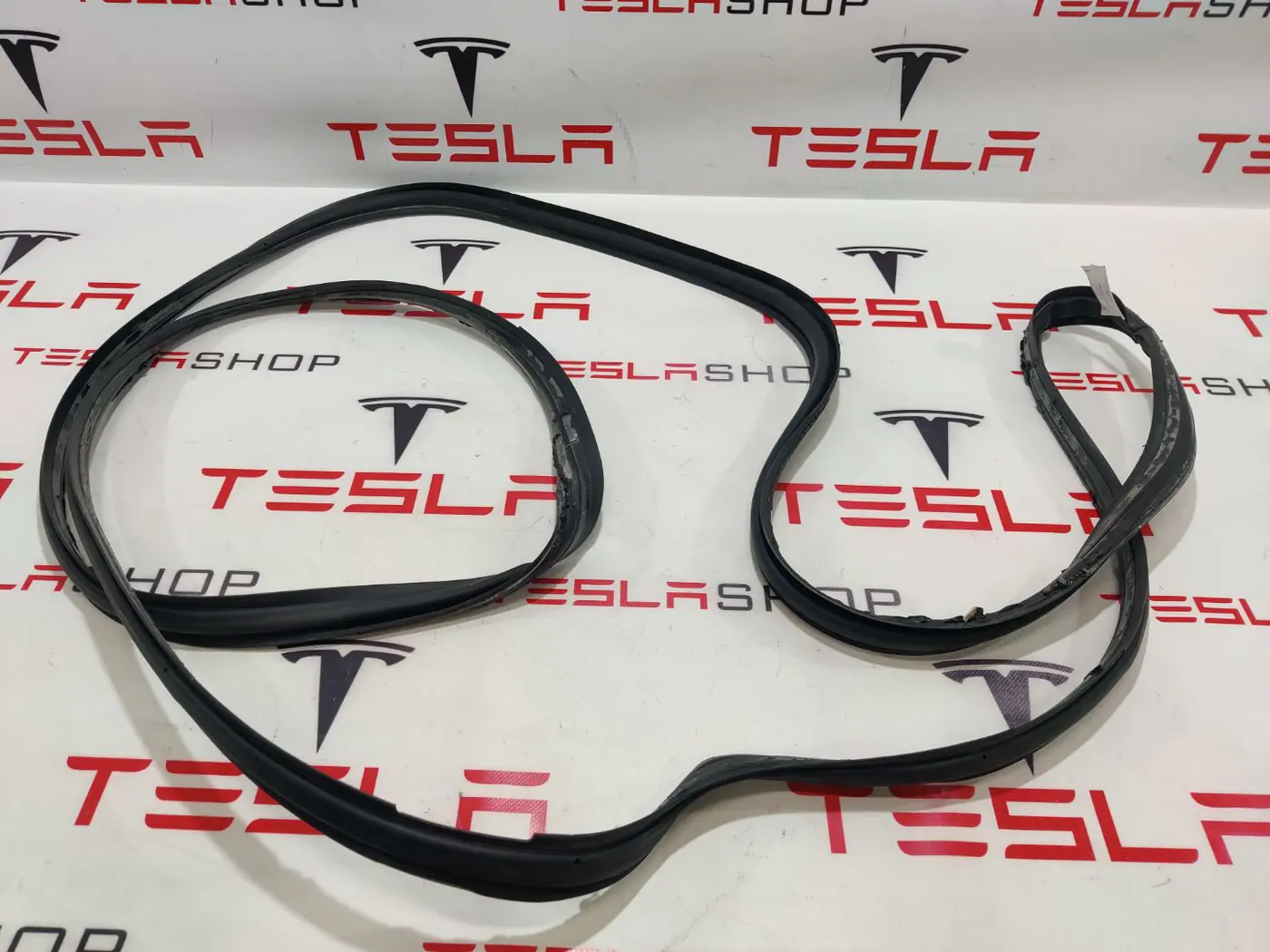 Уплотнитель к Tesla Model X 2016