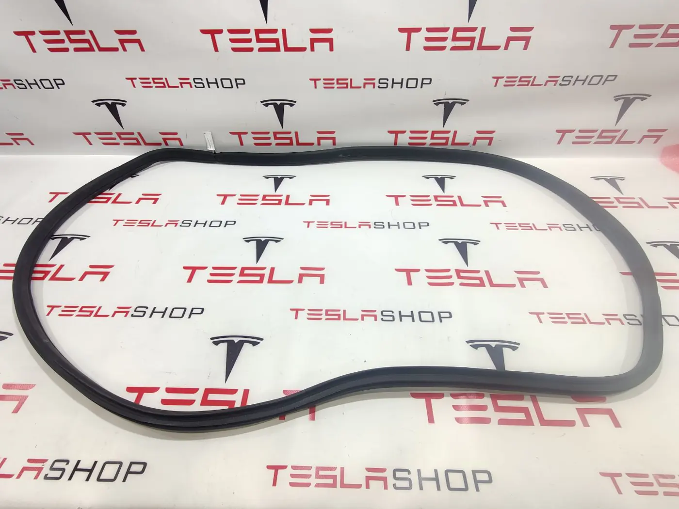 Уплотнитель к Tesla Model X 2016