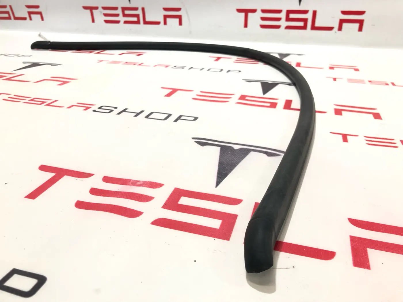 Уплотнитель капота к Tesla Model X 2019