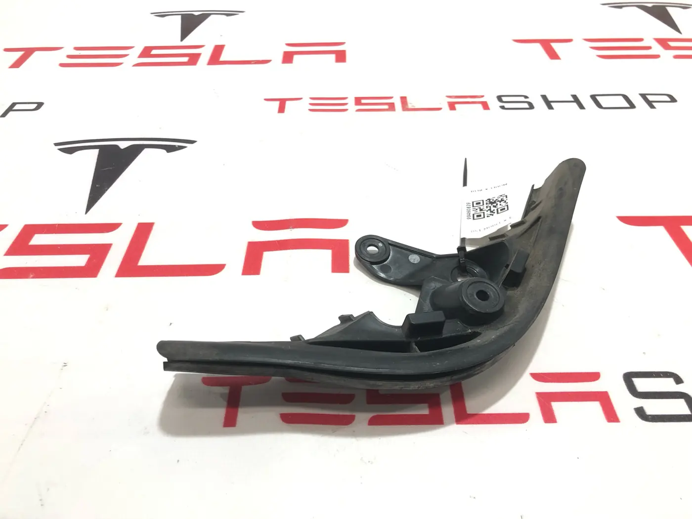 Уплотнитель к Tesla Model X 2016