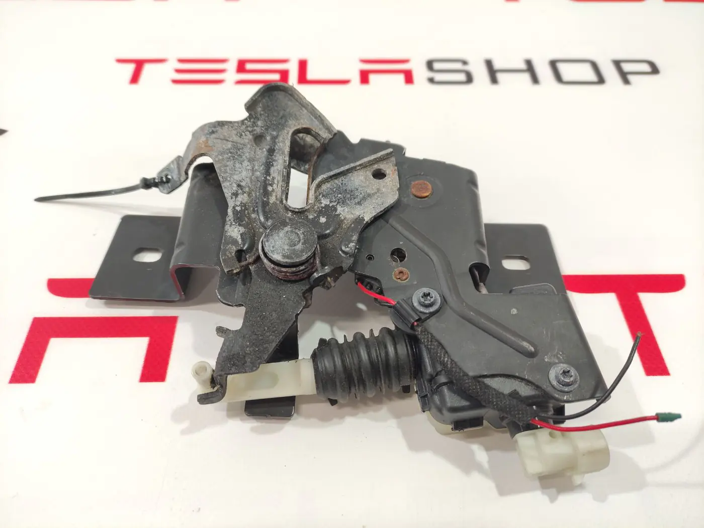 Замок капота к Tesla Model S 2015
