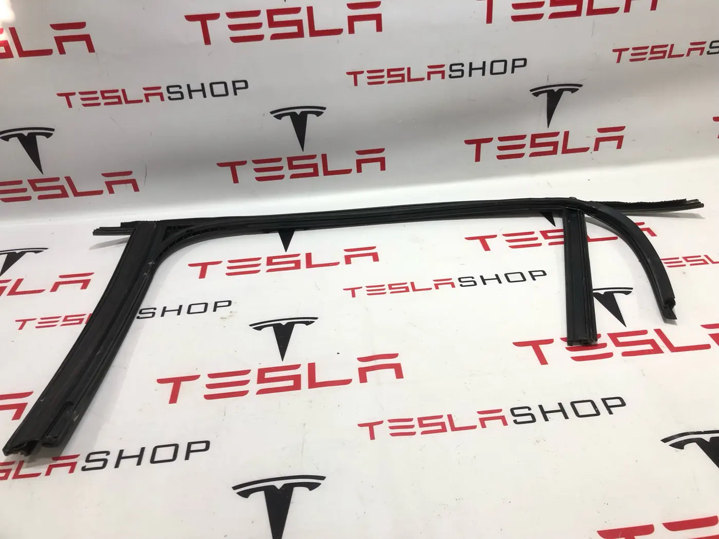 Уплотнитель двери сдвижной к Tesla Model X 2016