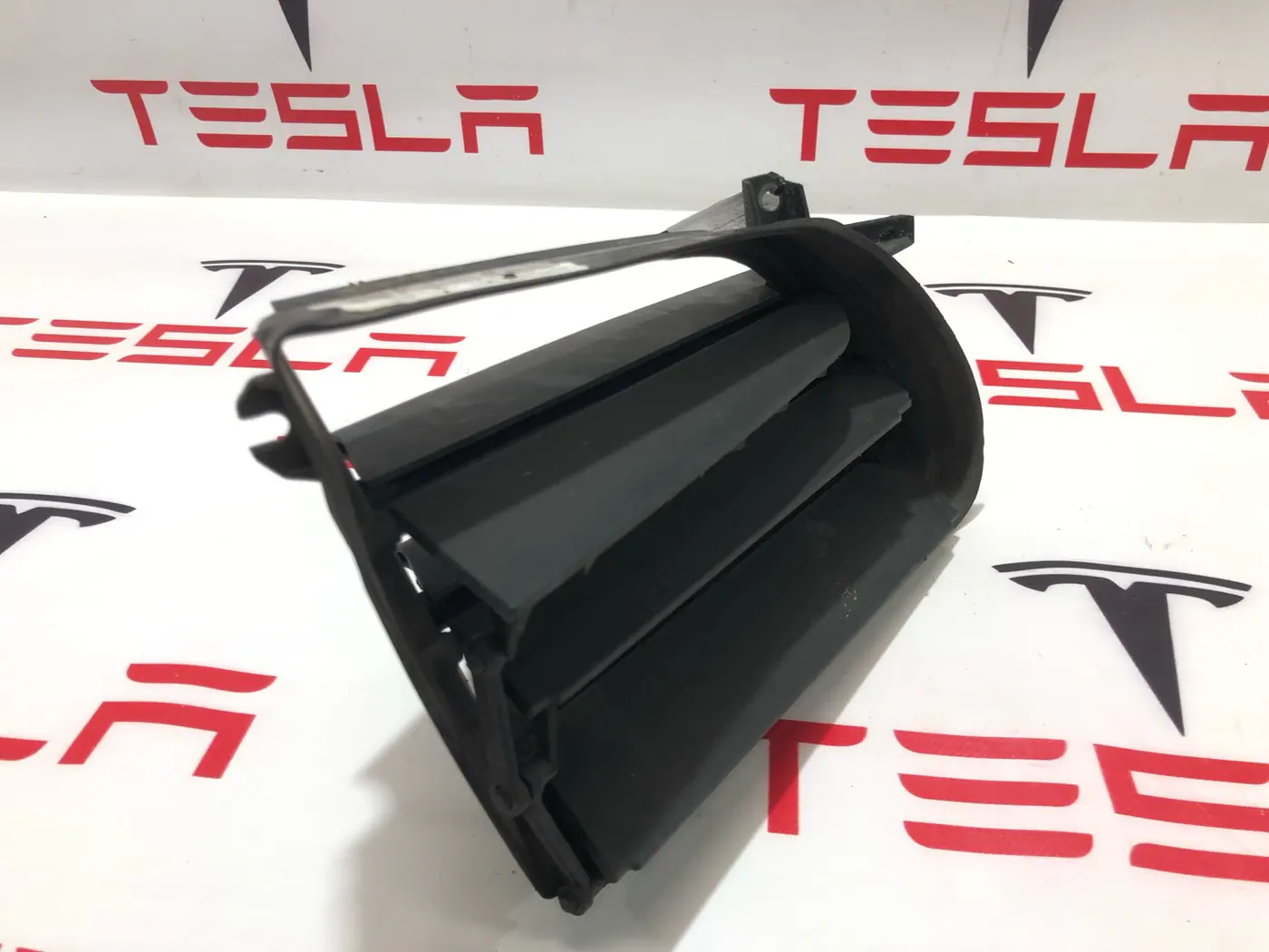 Моторчик жалюзи к Tesla Model S 2013