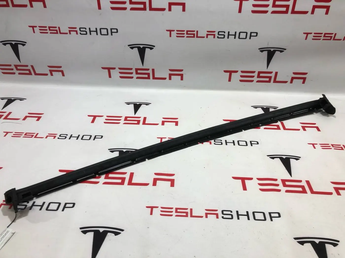 Уплотнитель к Tesla Model X 2019