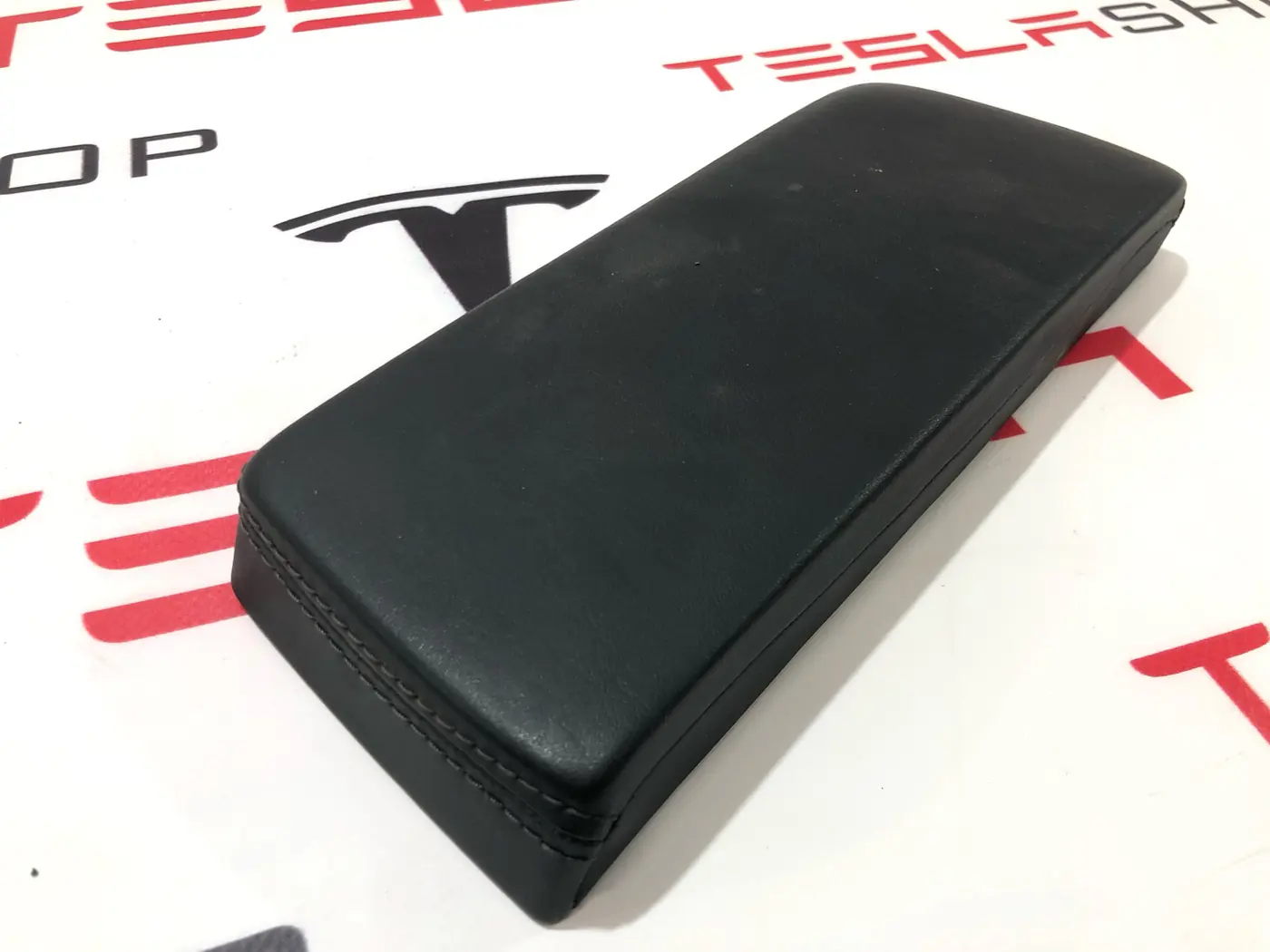 Подлокотник к Tesla Model X 2019