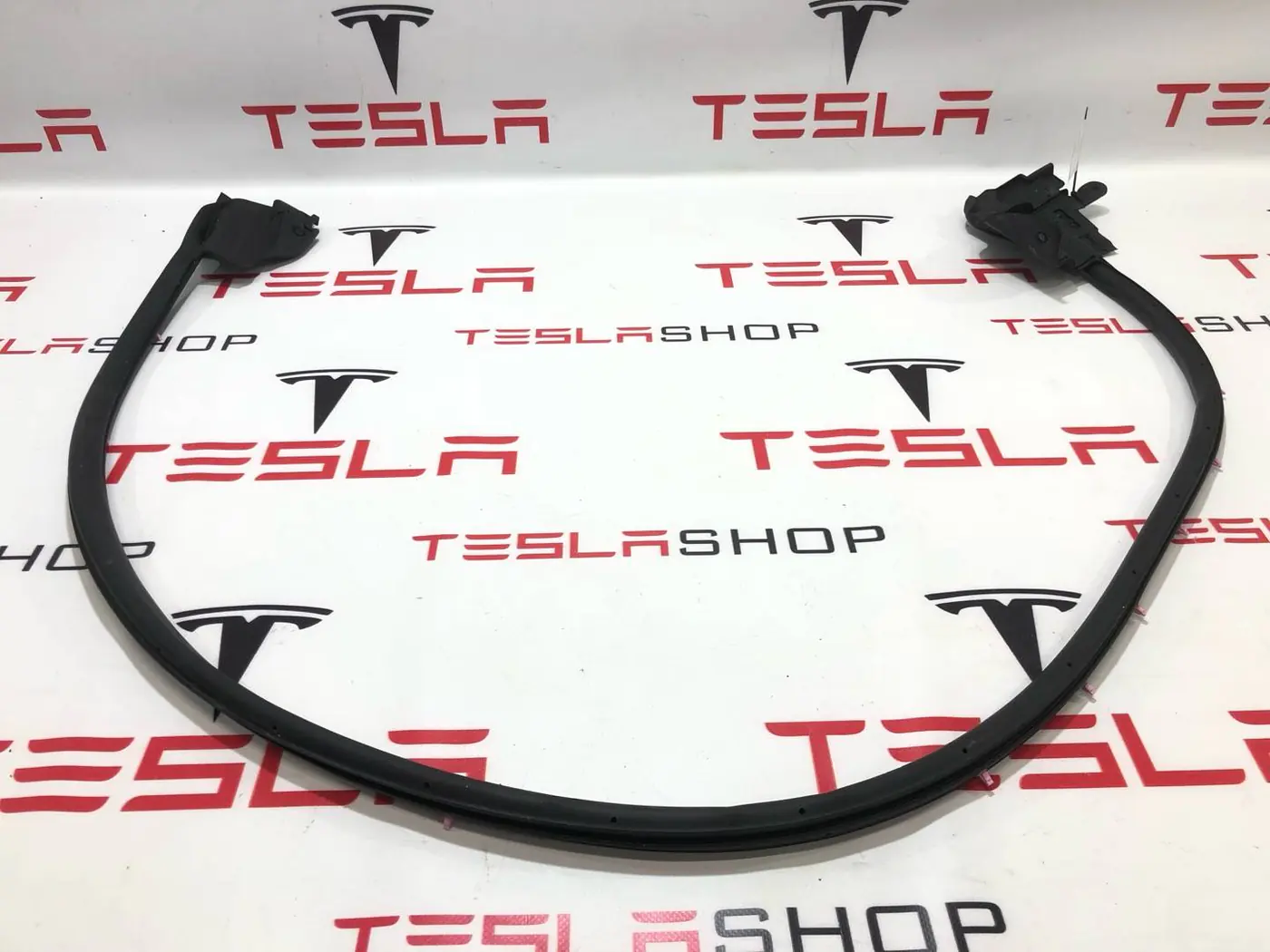 Уплотнитель к Tesla Model S 2019