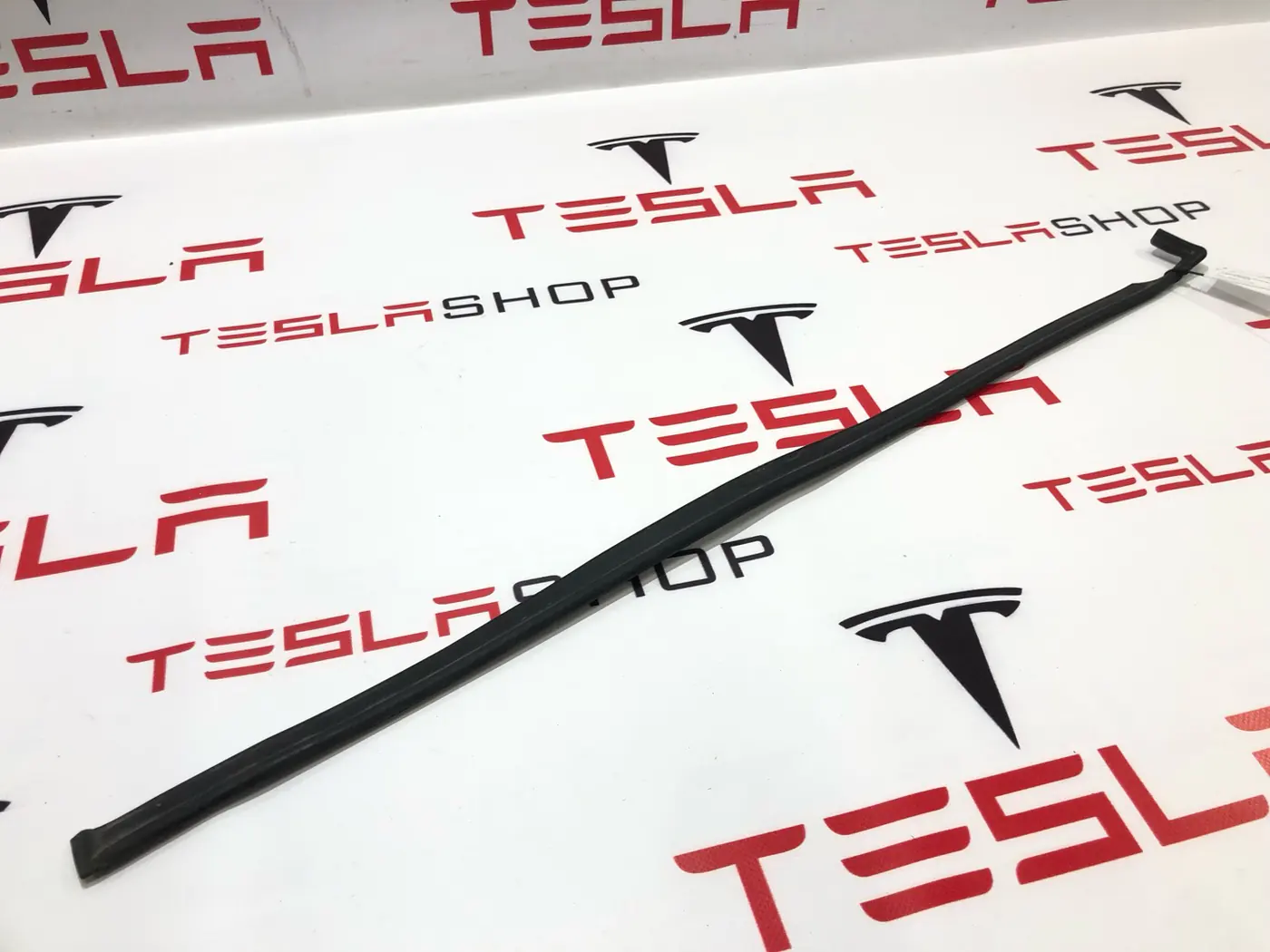 Уплотнитель двери сдвижной к Tesla Model X 2016