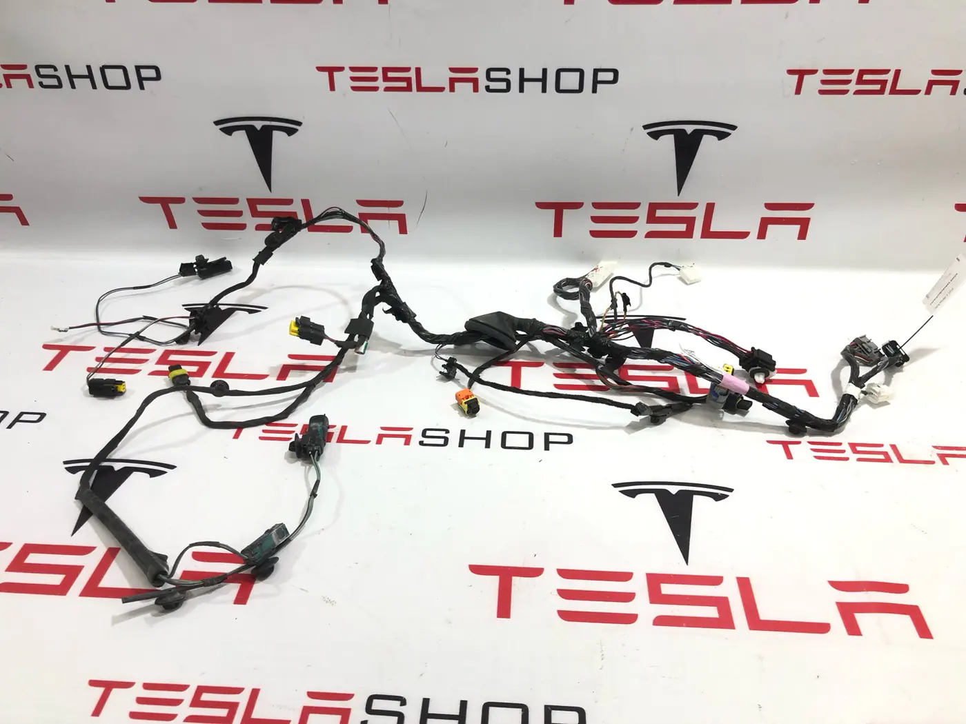 Проводка двери к Tesla Model X 2016