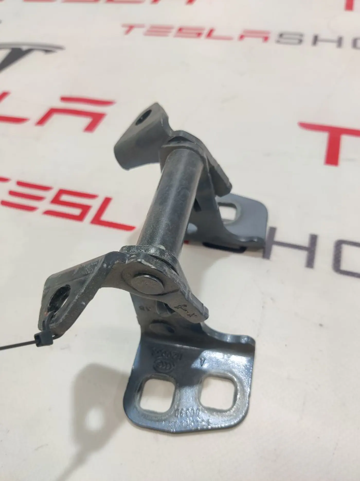 Петля двери к Tesla Model X 2019
